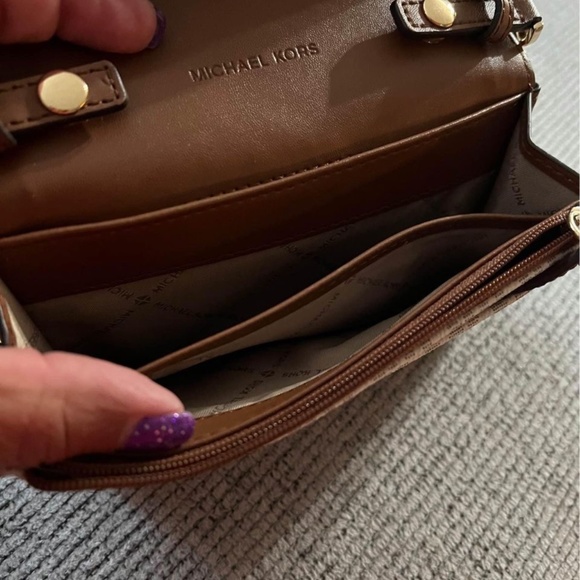 Beautiful small but Mighty MK purse - Picture 7 of 10